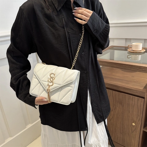 Bolso De Hombro Moda Mujer Cuero PU Acolchado Bandolera Con Cadena Dorada Borla Logo Metal Diseño Elegante