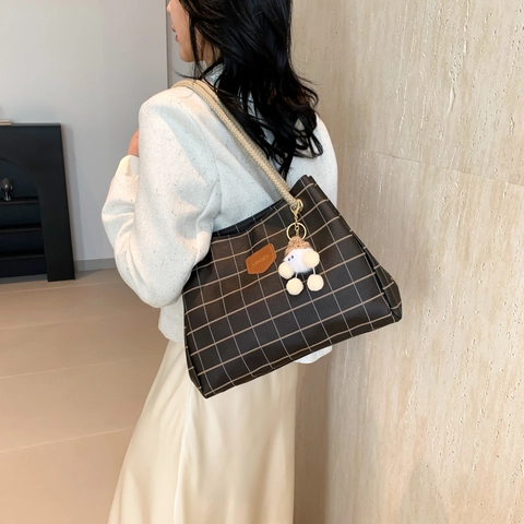 Women Checkered Grid Tote Bag PU Leather Large Capacity Shoulder Bag With Braided Rope Handle And Plush Pendant Casual Handbag
