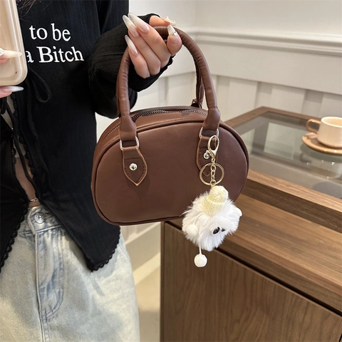 Borsa A Tracolla Donna Pelle PU Forma Di Conchiglia Borsa A Mano Tinta Unita Versatile Tracolla Con Pendente In Peluche Stile Bowling