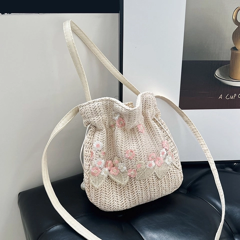 Bolso de Cubo de Paja Tejida Vintage para Mujer Bordado Floral Bolso de Hombro con Cordón y Decoración de Perlas Artificiales Verano