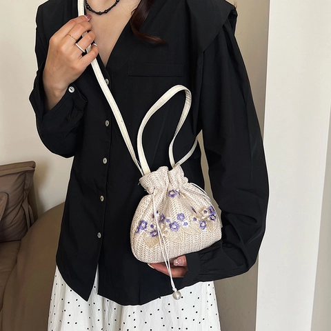 Bolso de Cubo de Paja Tejida Vintage para Mujer Bordado Floral Bolso de Hombro con Cordón y Decoración de Perlas Artificiales Verano