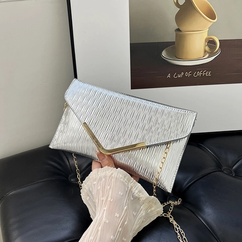 Dames PU Leren Enveloppe Schoudertas met Geplooide Textuur Gouden V Metalen Rand Kettingriem Avond Clutch Handtas Mode