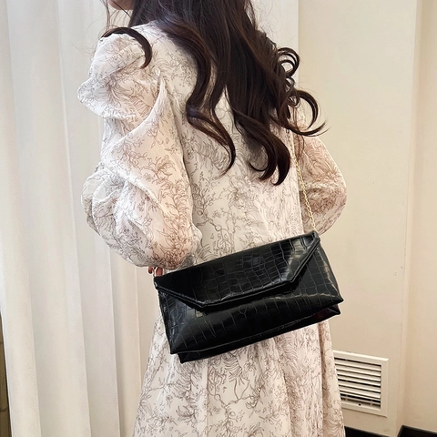 Sac à Épaule Enveloppe en Cuir PU à Motif Crocodile pour Femmes Sac Bandoulière Moderne à Chaîne Pochette de Soirée