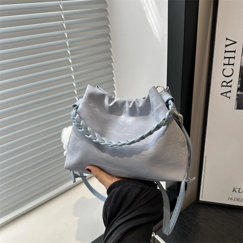 Borsa a Secchiello in Pelle PU Increspata da Donna Con Manico Intrecciato Ciondolo in Peluche Tracolla a Coulisse Versatile