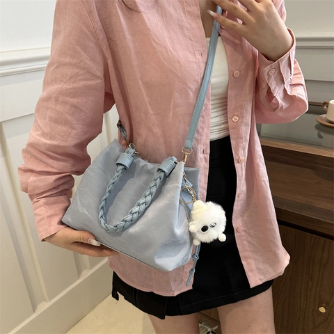 Borsa a Secchiello in Pelle PU Increspata da Donna Con Manico Intrecciato Ciondolo in Peluche Tracolla a Coulisse Versatile