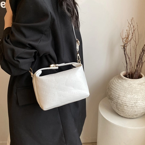 Sac à Épaule Femme en Cuir PU Vintage Gaufrage de Lettres Sac Bandoulière Petit Sac Carré Avec Serrure en Métal Doré