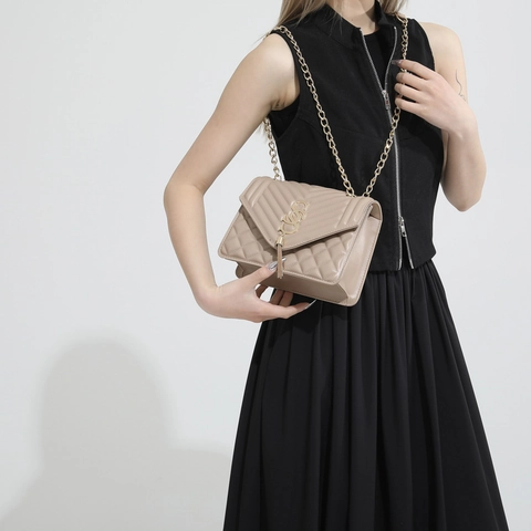 Women Quilted Shoulder Bag PU Leather Chevron Pattern Metal Chain Strap Tassel Decoration Square Crossbody Fashion Chic