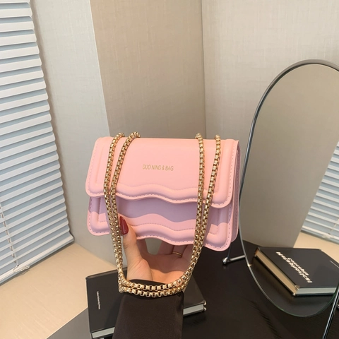 Bolso De Hombro Para Mujer Cuero PU Solapa Borde Ondulado Bolso Cruzado Cuadrado Pequeño Cadena Metal Dorado Color Sólido