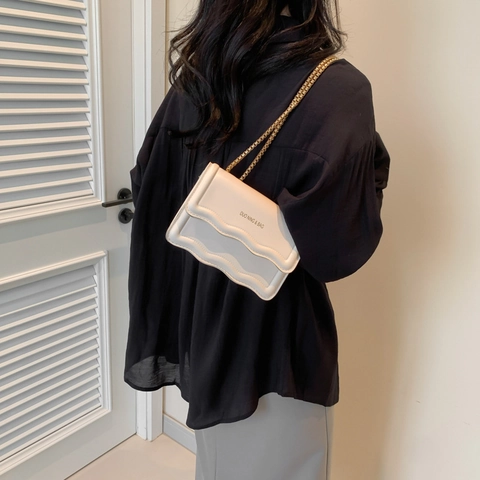 Bolso De Hombro Para Mujer Cuero PU Solapa Borde Ondulado Bolso Cruzado Cuadrado Pequeño Cadena Metal Dorado Color Sólido