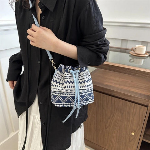 Borsa a Secchiello da Donna in Nylon Jacquard Etnico Borsa a Tracolla Retro con Coulisse e Tracolla in Pelle PU Borsa Casual Geometrica Floreale