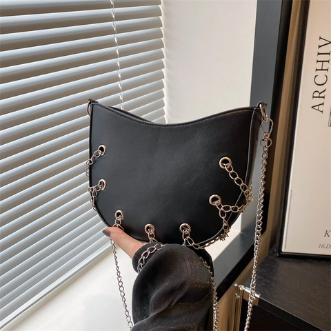 Damen PU Leder Halbmond Schultertasche Silberne Kette Metallösen Punk Unterarm Umhängetasche Trendy Streetwear