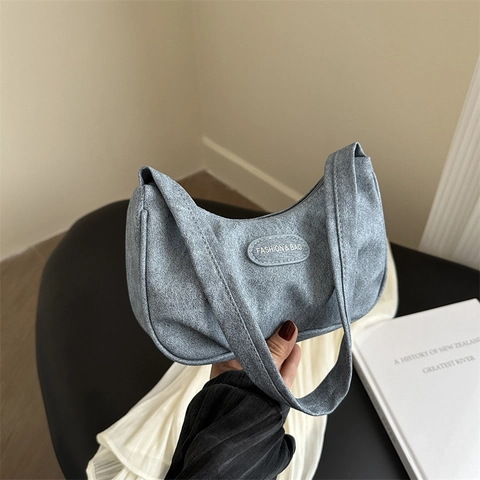 Minimalist Ruched Underarm Bag for Women Pleated Nylon Synthetic Leather Shoulder Bag With Fashion Tag Zipper Solid Color Tote Bag