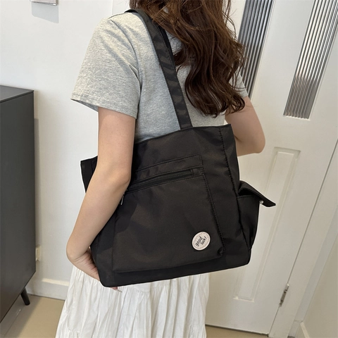Damen Mode Nylon Einkaufstasche Große Kapazität Lässige Schultertasche Mit Buchstaben Abzeichen Reißverschluss Fronttasche Für Pendler