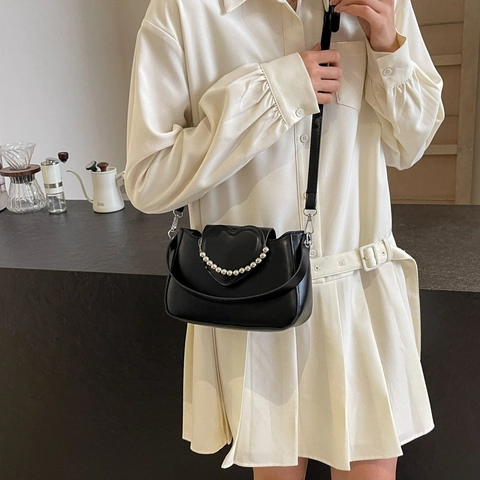 Damen Schultertasche Mit Herzklappe PU Leder Chic Design Silberne Perlenkette Umhängetasche Handtasche