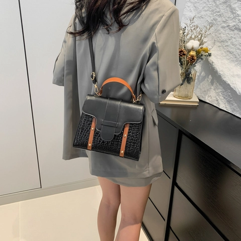 Sac à Épaule Tendance pour Femme Motif Crocodile Épissé Sac à Main Vintage en Cuir PU avec Rivets Dorés Sac Carré
