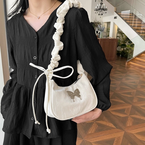 Damen Y2K Falten Achseltasche Metall Schmetterling Dekor Scrunchie Riemen Umhängetasche Süß Cool Halbmond Tasche Party