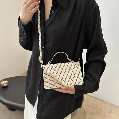 Women Fashion PU Leather Plaid Bear Print Shoulder Bag Metal Decor Chain Handle Small Square Crossbody Bag For Daily Use