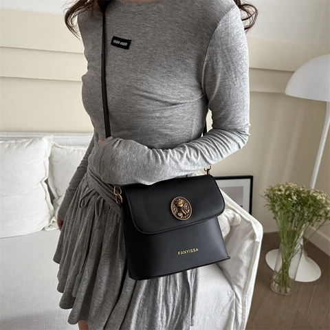 Women Fashion PU Leather Flap Crossbody Bag With Metal Bear Badge Vintage Single Shoulder Square Bucket Bag For Street Daily