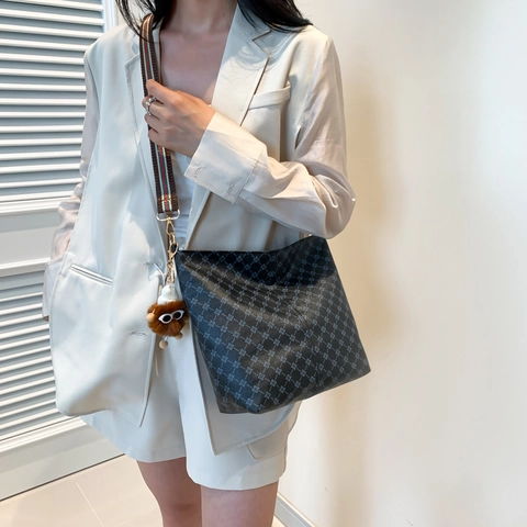 Vintage Druck PU Leder Umhängetasche Für Damen Große Kapazität Tote Bag Mit Gestreiftem Riemen Und Plüschanhänger Retro