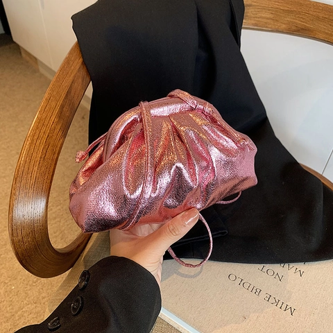 Sac Nuage Plissé Métallique pour Femmes en Cuir PU Bandoulière Mode Streetwear Pochette Clutch Bag Pour Tenues Quotidiennes et Fêtes