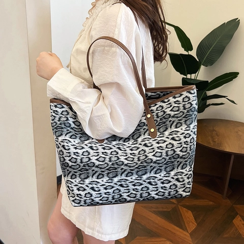 Borsa Tote in Pelle PU a Stampa Leopardata Grande Capacità Borsa a Tracolla Casual alla Moda per Donna Dettagli con Borchie