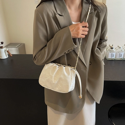 Damen Neuer Chinesischer Stil Plissierte Wolken-Tasche PU-Leder Kordelzug Schultertasche Mit Goldener Ballkette Umhängetasche
