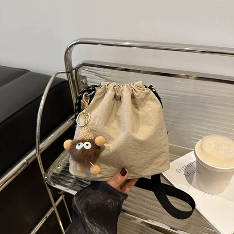 Borsa a Secchiello Pieghettata Casual da Donna in Nylon Leggero con Coulisse Borsa a Tracolla con Simpatico Ciondolo in Peluche