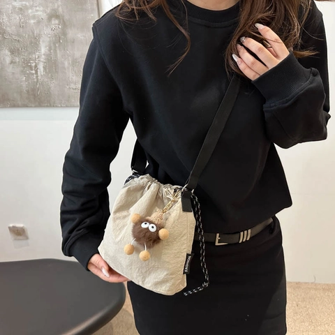 Borsa a Secchiello Pieghettata Casual da Donna in Nylon Leggero con Coulisse Borsa a Tracolla con Simpatico Ciondolo in Peluche