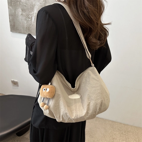 Bolso de Hombro de Nailon Plisado para Mujer Gran Capacidad Bandolera Bolso Hobo Con Colgante de Peluche Correa Ajustable