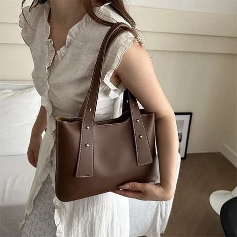 Women Large Capacity PU Leather Tote Bag With Gold Rivets And Contrast Stitching Vintage Casual Shoulder Handbag For Daily Work
