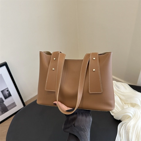Women Large Capacity PU Leather Tote Bag With Gold Rivets And Contrast Stitching Vintage Casual Shoulder Handbag For Daily Work