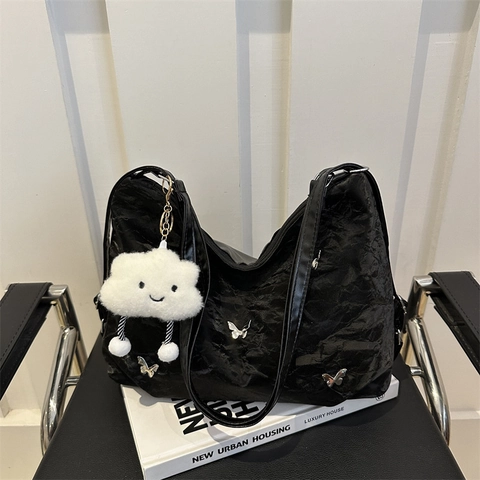 Borsa a Spalla da Donna di Grande Capacità Texture Increspata Farfalla Argento Decorazione Ciondolo Nuvola Peluche Moda Tote Bag