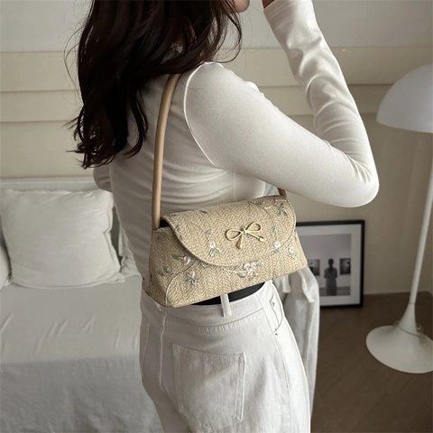 Sommerliche Stroh-Umhängetasche für Damen mit Blumenstickerei und Spitze Kleine modische Schultertasche mit Metallschleife und PU-Leder