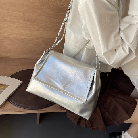 Minimalistische Damen Achseltasche PU Leder Glänzend Große Kapazität Schultertasche Mit Metall Kettenriemen Klappverschluss