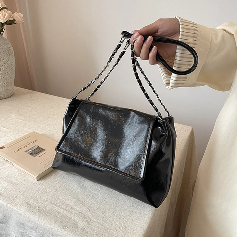 Minimalistische Damen Achseltasche PU Leder Glänzend Große Kapazität Schultertasche Mit Metall Kettenriemen Klappverschluss