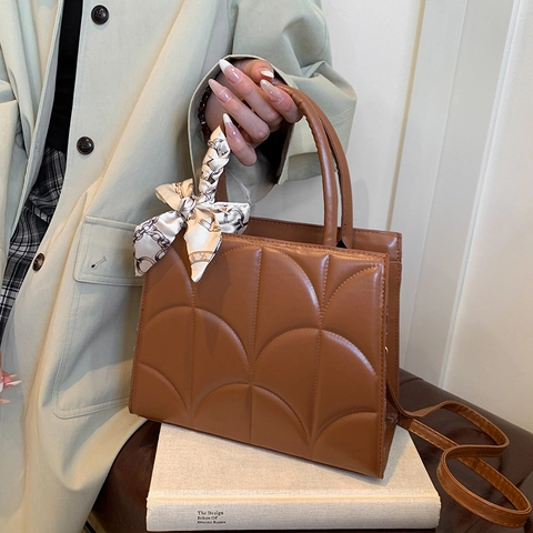 Borsa a Tracolla da Donna in Pelle PU Trapuntata Con Decorazione a Sciarpa di Seta Elegante Borsa Tote per Ufficio Quotidiano Street Style