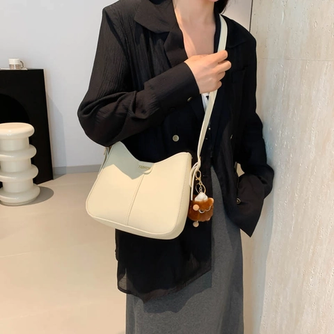Bolso de Hombro de Cuero PU Minimalista para Mujer Decoración de Letras Moda Bandolera Ajustable Con Adorno de Monstruo de Peluche