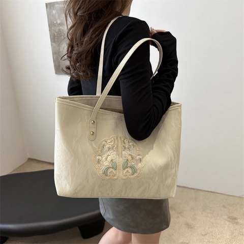 Nuova Borsa Totale con Ricamo Floreale Stile Cinese Grande Capacità Borsa a Spalla in PU con Trama Rugosa per Donna
