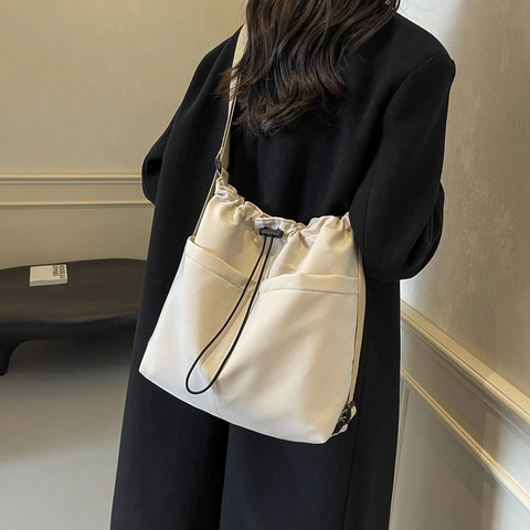 Dames Nylon Drawstring Schoudertas Grote Capaciteit Crossbody Tote Bag Met Meerdere Zakken Casual Streetwear Reistas