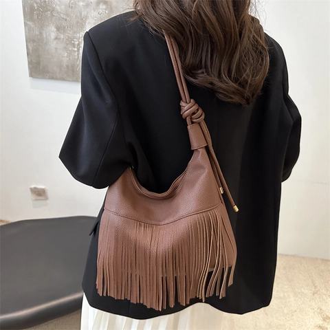 Women Tassel Shoulder Bag PU Leather Lychee Grain Fringed Underarm Hobo Bag With Knotted Strap Retro Bohemian Trendy