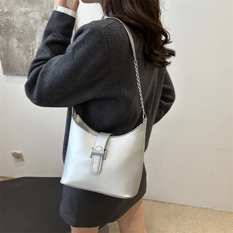 Sac À Épaule Femme En Cuir PU Avec Boucle Métallique Et Bandoulière Chaîne Sac Hobo Minimaliste Style Urbain Rétro Chic