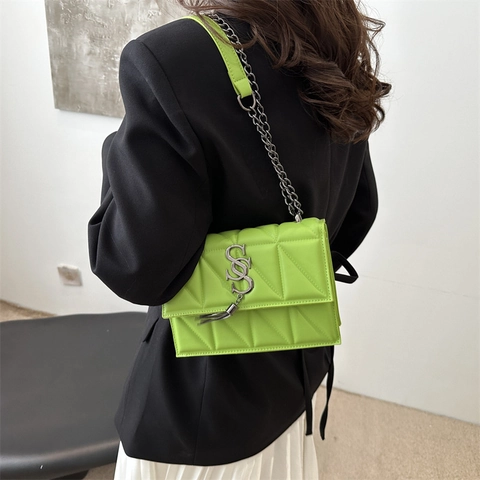 Bolso De Hombro Acolchado De Cuero PU Para Mujer Con Correa De Cadena Logo Metálico Borla Bolso Cuadrado Pequeño Retro