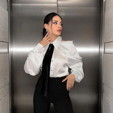 Camicetta da Donna Elegante in Satin Bianco con Spalle Scoperte e Maniche Lunghe con Cravatta Nera Camicie Moderne per Ufficio