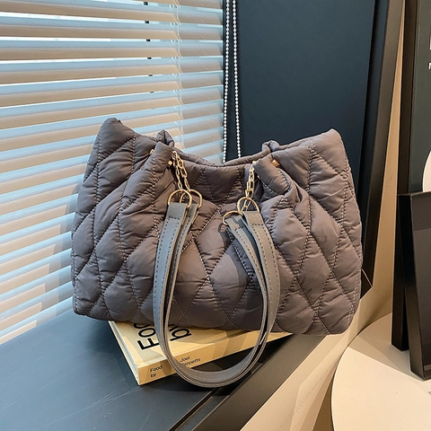 Borsa Tote da Donna in Nylon Puffer di Grande Capacità Trapuntata con Motivo a Rombi Borsa a Tracolla con Catena in Metallo