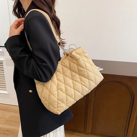 Borsa Tote da Donna in Nylon Puffer di Grande Capacità Trapuntata con Motivo a Rombi Borsa a Tracolla con Catena in Metallo