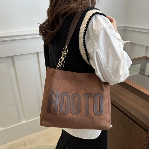 Dames Suède Tote Bag Minimalistisch HOOTO Letter Applicatie Grote Capaciteit Schoudertas Met Gouden Metalen Ketting Strap Pendelaar Handtas