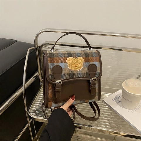 Retro Britischer Stil Damen Karo Rucksack Kleine Umhängetasche PU Leder Wollstoff Mit Plüschbär Aufnäher