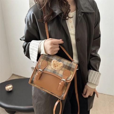 Retro Britischer Stil Damen Karo Rucksack Kleine Umhängetasche PU Leder Wollstoff Mit Plüschbär Aufnäher