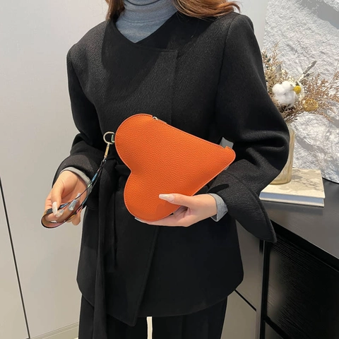 Sac Bandoulière Femme Forme Coeur en Cuir PU Texture Litchi Petit Sac à Épaule Avec Sangle en Tissu Lettres Colorées