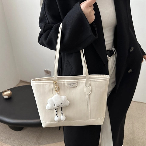 Borsa Tote da Donna in Pelle PU di Grande Capacità Texture Verticale Borsa a Tracolla Con Ciondolo a Nuvola in Peluche Per Lavoro Scuola